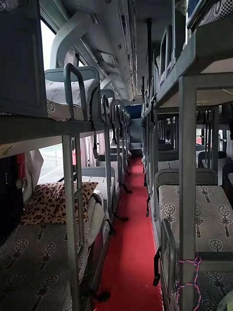 体验越南的卧铺大巴车，上车只能躺着，一车四十多人，国内没见过