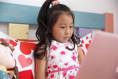 东亚漂亮的东方人可爱的小女孩在卧室玩耍高清图片下载-正版图片501968176-摄图网