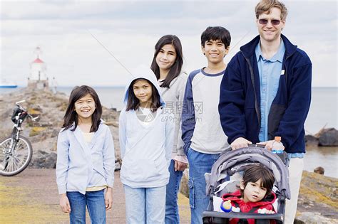 父亲和他的五个孩子在海滩上高清图片下载-正版图片320550300-摄图网