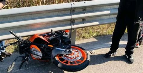 台州26岁女骑士弯道超车摔倒撞上护栏不幸身亡,是当地知名纹身师|骑士|摩托车|护栏_新浪新闻