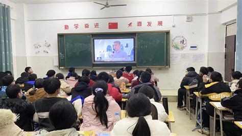 东兴中学组织学生每日观看《新闻联播》