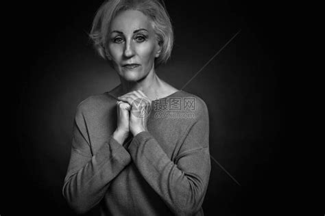 老年妇女的特写高清图片下载-正版图片501501197-摄图网