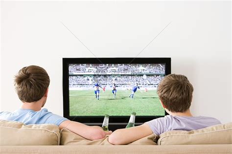 两个年轻人在电视上看足球高清图片下载-正版图片501482007-摄图网