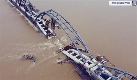 航拍丨河南洛河宜阳段突发洪水 在建步行桥局部被冲毁
