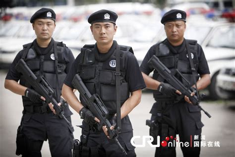 9月22日，中国武警“雪豹突击队”队员在北京市街头执勤。_新浪图集_新浪网