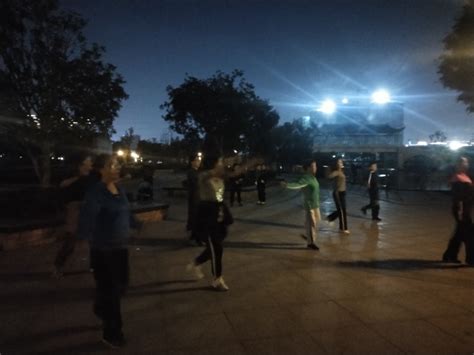 新疆人的夜生活：我们的广场舞亚克西--图片频道--人民网
