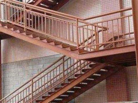 两个钢结构旋转楼梯_西安七彩龙装饰工程有限公司