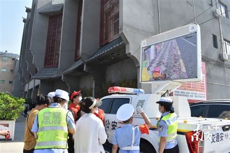 揭阳交警组织开展春运志愿者服务活动