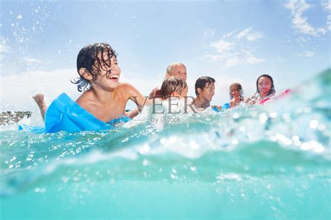 一群快乐的孩子在大海上嬉戏照片摄影图片_ID:311071527-Veer图库