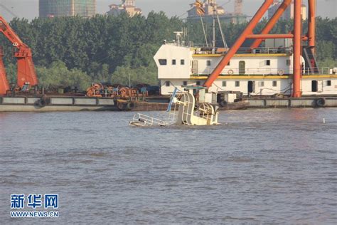 万吨级海轮碰擦南京长江大桥后沉没 大桥无恙 - 航运在线资讯网