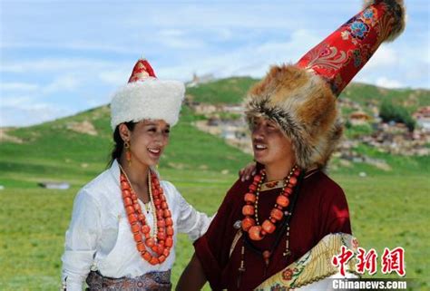 四川阿坝县安多藏族服饰多姿多彩|藏族|服饰_凤凰资讯