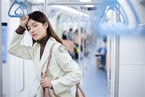 下班回家的女性疲惫的靠在扶手上高清图片下载-正版图片501710450-摄图网