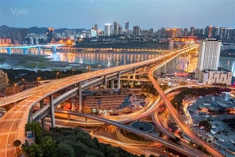 为何在相对落后的西部地区，能涌现出成都和重庆两个发达城市？