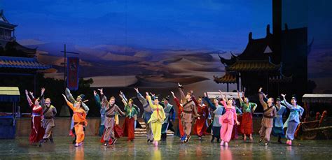 令人心灵震撼的《丝路花语》——中国民族舞剧的典范_敦煌