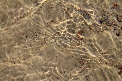 透明水库湖泊河流或溪流的沙质底部透过水高清图片下载-正版图片504632905-摄图网
