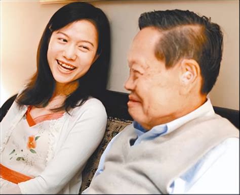 杨振宁精神矍铄与妻子合体亮相，44岁翁帆憔悴了不少_凤凰网