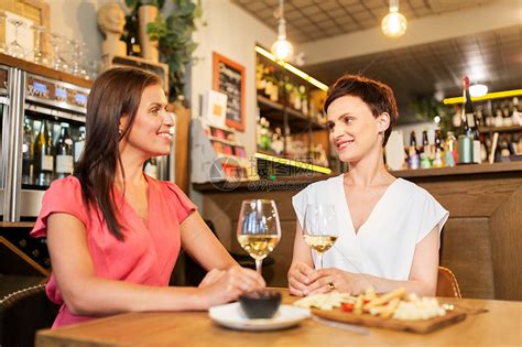 人们,庆祝生活方式的快乐的女人喝葡萄酒,酒吧餐馆聊天快乐的女人酒吧餐馆喝酒高清图片下载-正版图片300161966-摄图网