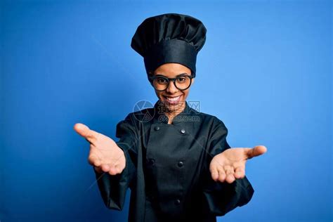 非洲厨师在餐厅端着未烹煮肉的餐盘的高清图片下载-正版图片503410983-摄图网