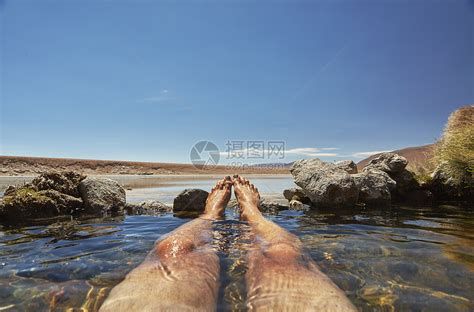 男子在水池里的腿高清图片下载-正版图片501885117-摄图网