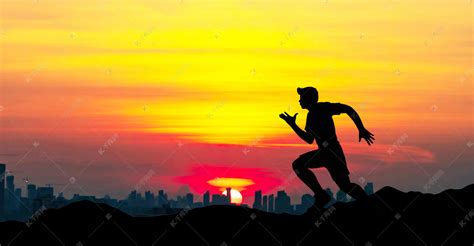 夕阳下跑步健身励志摄影图高清摄影大图-千库网