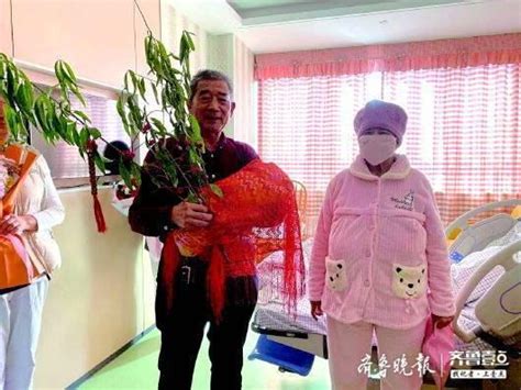枣庄67岁高龄产妇出院 孩子裹红盖头别桃树枝回家_手机新浪网