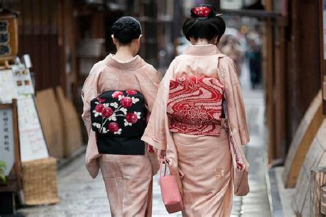 日本女性穿和服，背后为什么要背一个小枕头呢？你知道为什么吗？