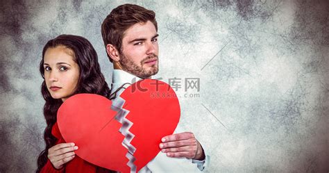 情侣背靠背抱着半颗心的复合图像高清摄影大图-千库网
