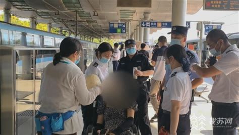乘客中暑晕倒在地铁车站 警民暖心救助_荔枝网新闻