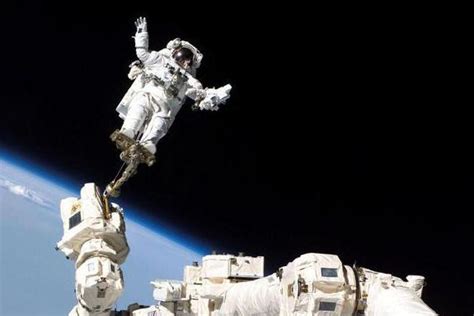太空行走到底有多恐怖？一不小心就可能永远漂浮在虚无的太空中！