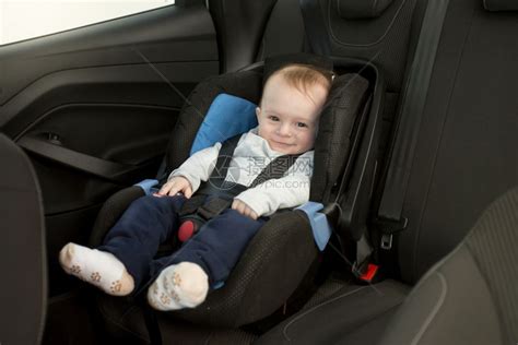 父亲把他的小婴儿系汽车座位上高清图片下载-正版图片300433364-摄图网