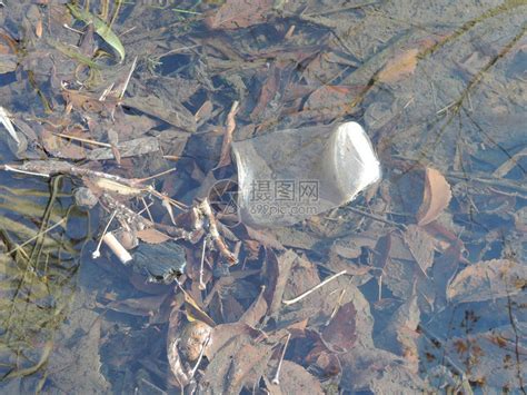 晋安泉头村:塑料回收厂藏山坳 废水直排河流黑臭 - 重点播报 - 文明风