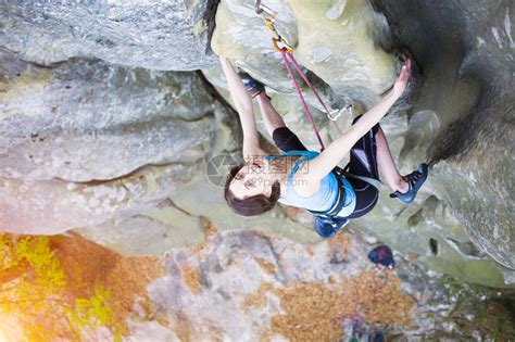 女孩攀岩者在悬崖上攀登艰难的路线高清图片下载-正版图片507292330-摄图网