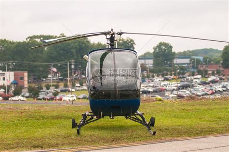 MI2直升机从地面场起飞高清图片下载-正版图片303340001-摄图网