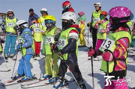 额敏县也迷里“雪缘”不断 百名滑雪高手上演速度与激情-新闻中心-天山网