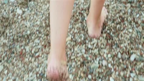 赤脚女孩脚踩在夏日的鹅卵石海mov格式视频下载_正版视频编号3762799-摄图网