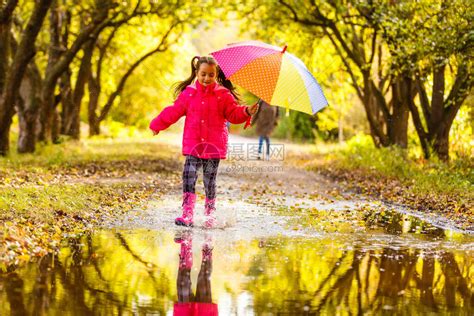 在雨中行走的大人和小孩图片-下雨时在树林中行走的大人和小孩素材-高清图片-摄影照片-寻图免费打包下载