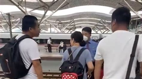 旅客问路被怼“回去学几年再坐车” 长沙南站通报_凤凰网