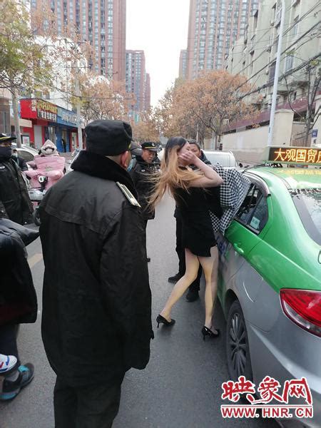 什么剧情？被闺蜜抢男友 郑州两女子在出租车上打斗_手机新浪网