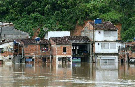 巴西洪灾已致18人死亡 72个城镇进入紧急状态_手机新浪网