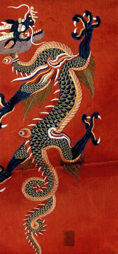 实拍日本天皇龙袍：装饰代表天子的日月星辰十二章，绣多条四爪龙_礼服