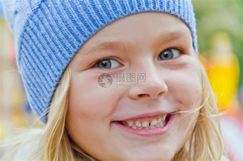 笑容灿烂的小女孩插画图片下载-正版图片600240209-摄图网