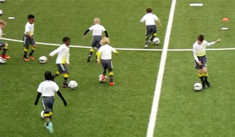 「足球教案」提升控球与转身能力的热身训练 - 知乎