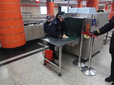 每天劝说上千次，上海轨交安检员：包里查出刀子对方却道谢_法谭_新民网
