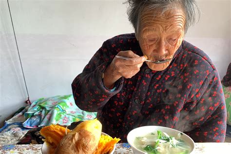 看看99岁老人的饭量，73岁儿子说吃的真不少_凤凰网视频_凤凰网