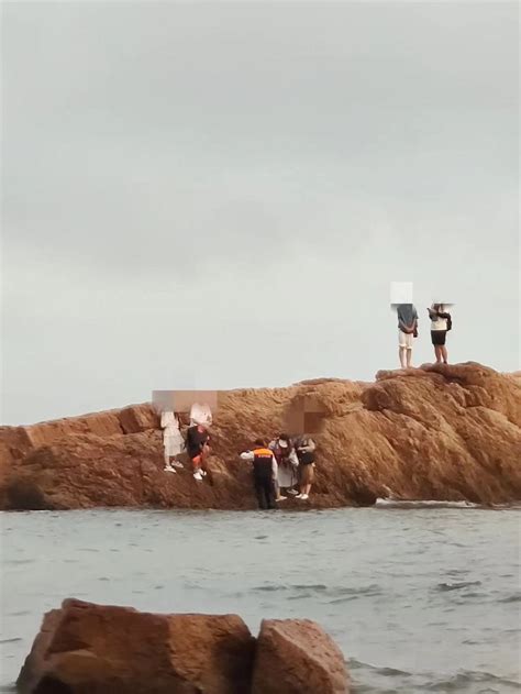 沉迷风景，6人被困礁石！船只过不去，警民跳入海中救人（附视频）-半岛网