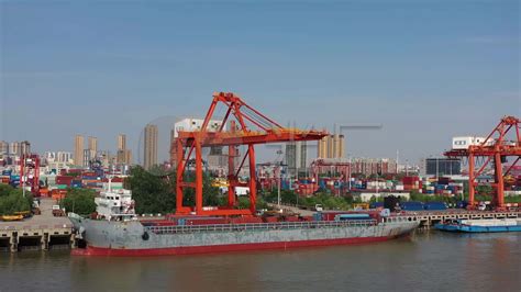 长江流域最大载重吨位电动货船在南京成功首航_中国江苏网