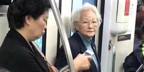 上海地铁里一老人要求让座被婉拒，竟直接坐上女乘客大腿？_围观_澎湃新闻-The Paper