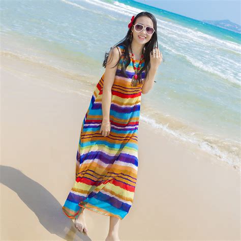 假期在海滩度的年轻美女漂浮在海浪中玩耍滩上穿绿裙子的年轻时尚女郎晴天高清图片下载-正版图片308048423-摄图网