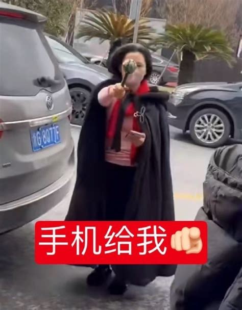 代拍被何赛飞拿着魔杖追着打 网友:权杖女王——上海热线娱乐频道