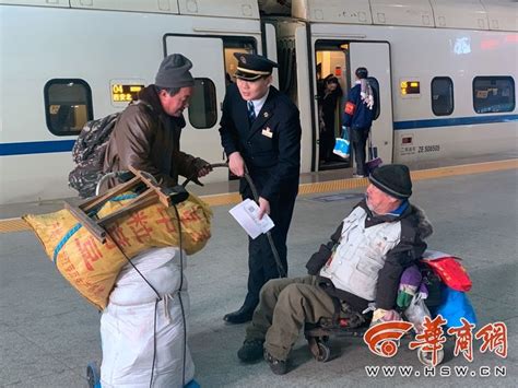 西安北站上演“最暖公主抱” 残疾老人被抱着送上高铁 - 西部网（陕西新闻网）